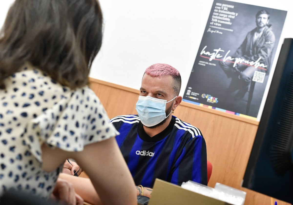 Uno de los profesionales del centro de prevención y detección precoz de VIH e ITS de Murcia (checkpoint) atiende a una joven, la semana pasada en Murcia.