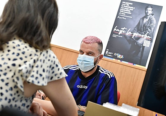 Uno de los profesionales del centro de prevención y detección precoz de VIH e ITS de Murcia (checkpoint) atiende a una joven, la semana pasada en Murcia.