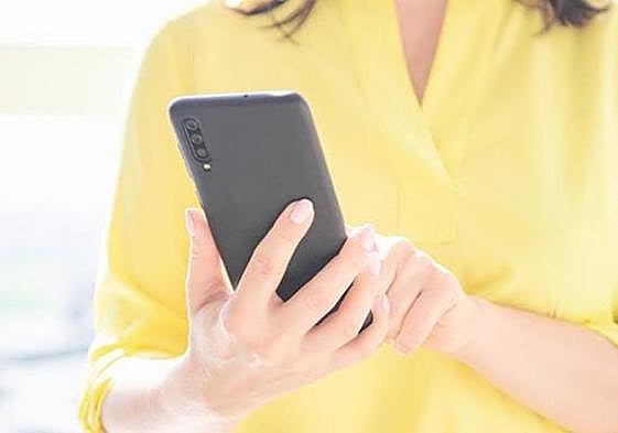 Una mujer con un móvil, en una imagen de archivo.