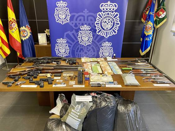 Armas, dinero, droga y otros efectos incautados por la Policía Nacional en la operación.