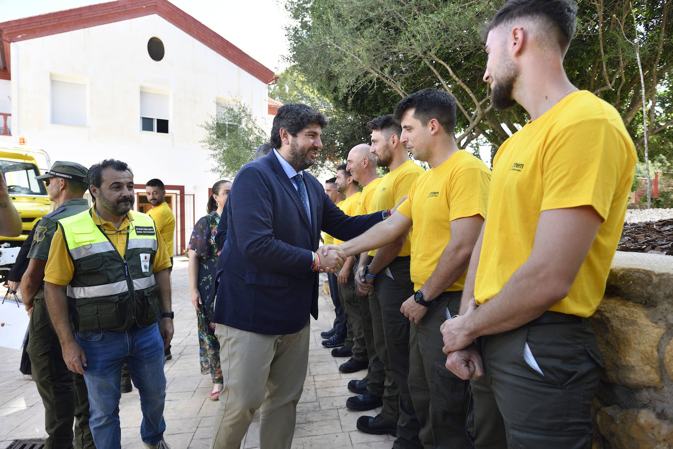 López Miras visita a los bomberos que viajarán a Canadá