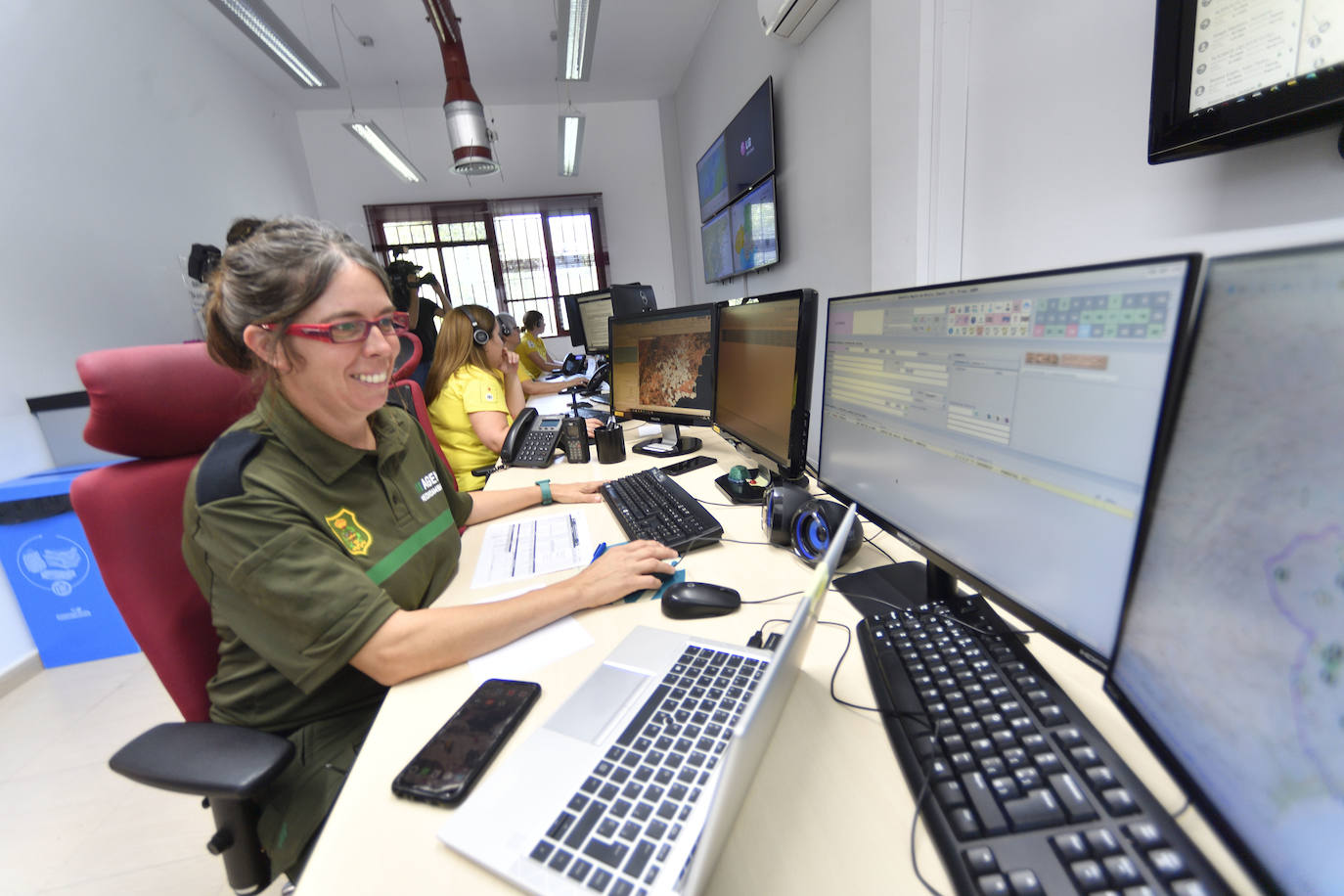López Miras visita a los bomberos que viajarán a Canadá
