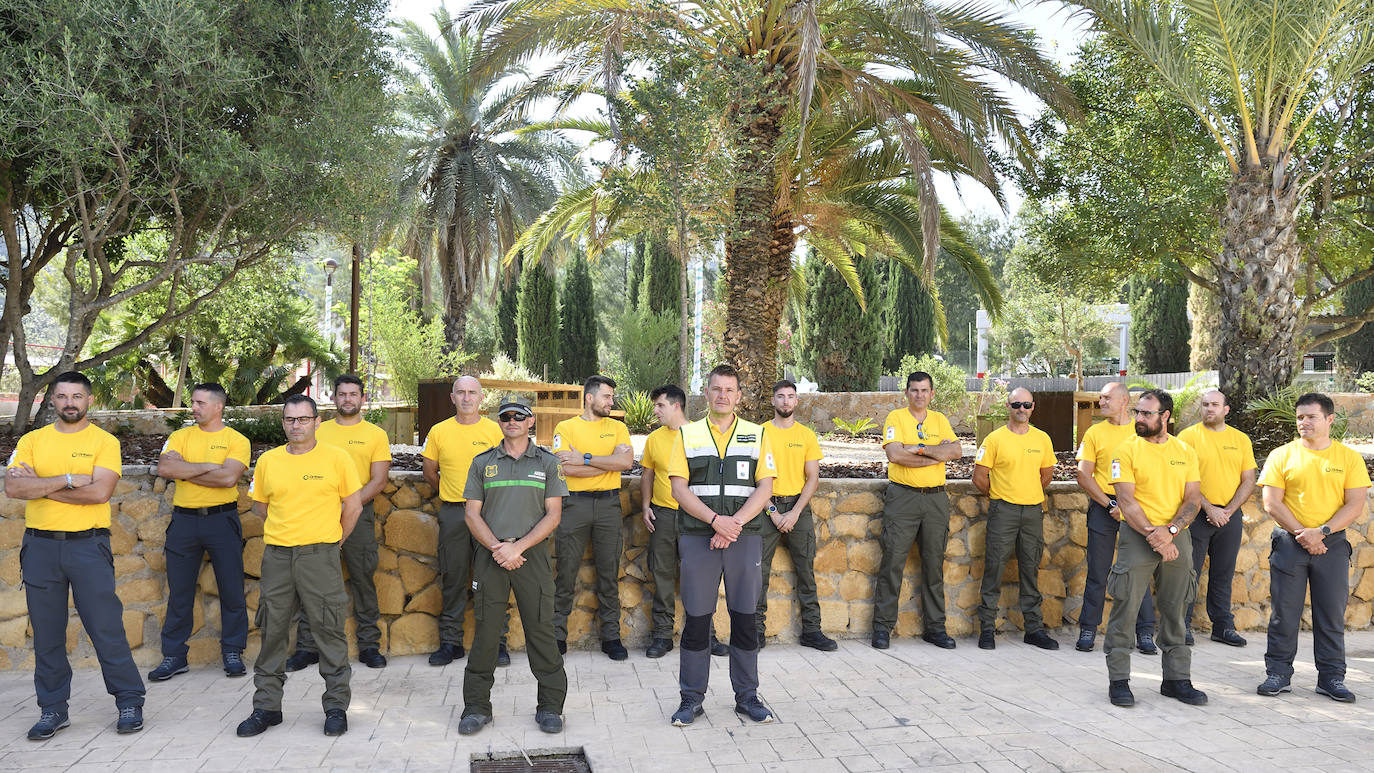 López Miras visita a los bomberos que viajarán a Canadá