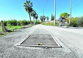 Rejilla de acceso a un tramo de acequia entubado a su paso por la pedanía de Aljucer, sobre el que discurre un vial.