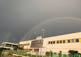 El doble arcoíris, este martes, sobre el edificio 'LA VERDAD' en Monteagudo.