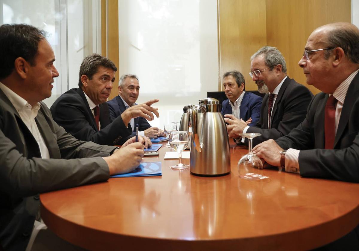 Carlos Mazón durante su reunión de ayer con la formación parlamentaria VOX.