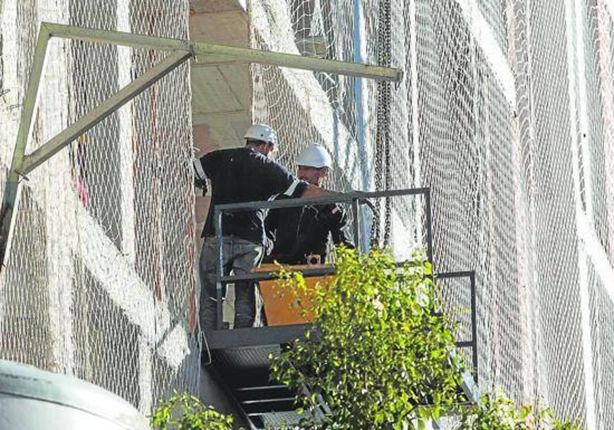 Trabajadores de la construcción, en un edificio de Cartagena, en una imagen de archivo.