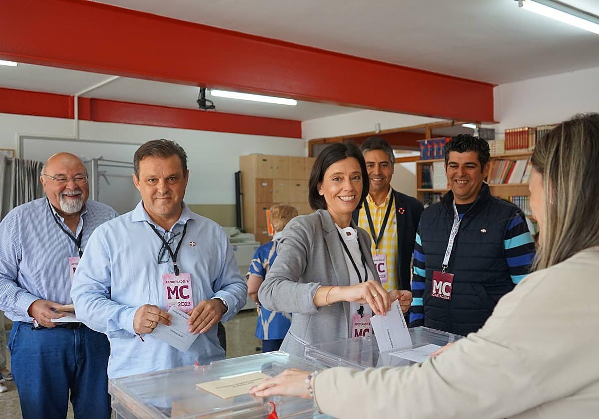 Esthe Guzmán (MC) vota en las pasadas elecciones.