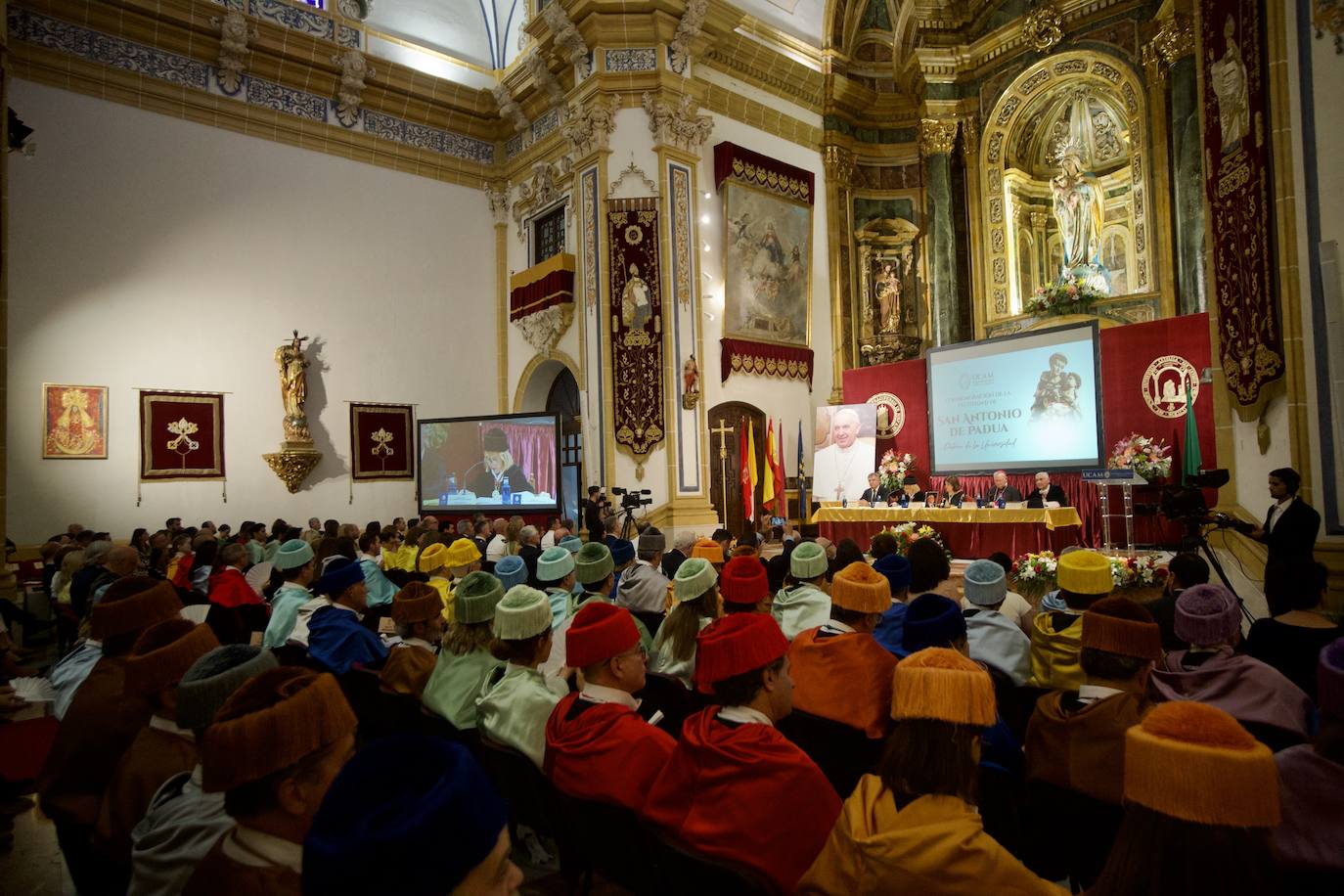 El acto de la UCAM por el día de San Antonio, en imágenes