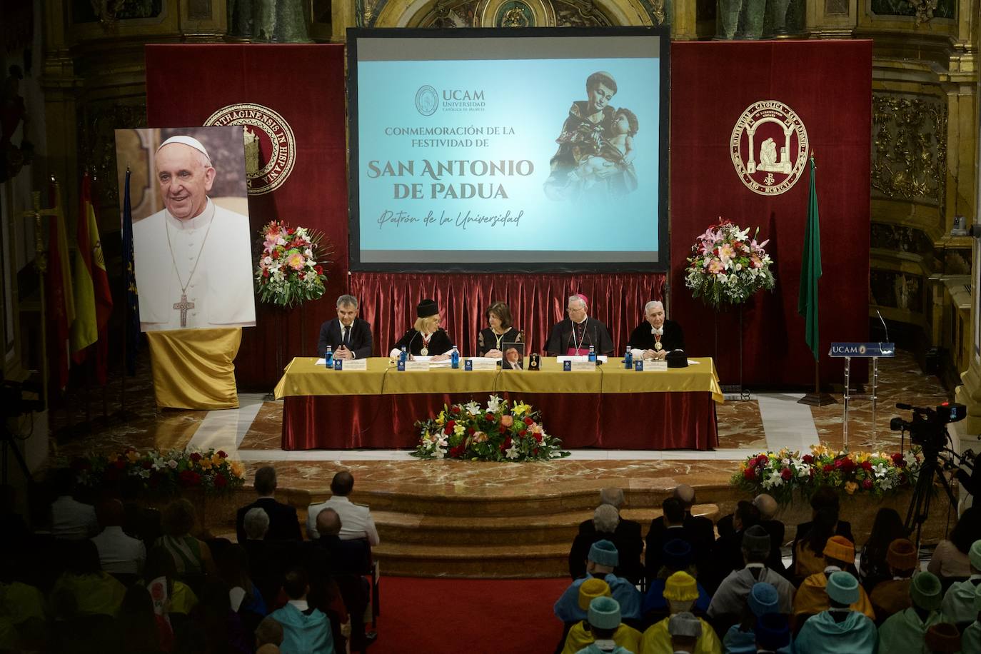 El acto de la UCAM por el día de San Antonio, en imágenes