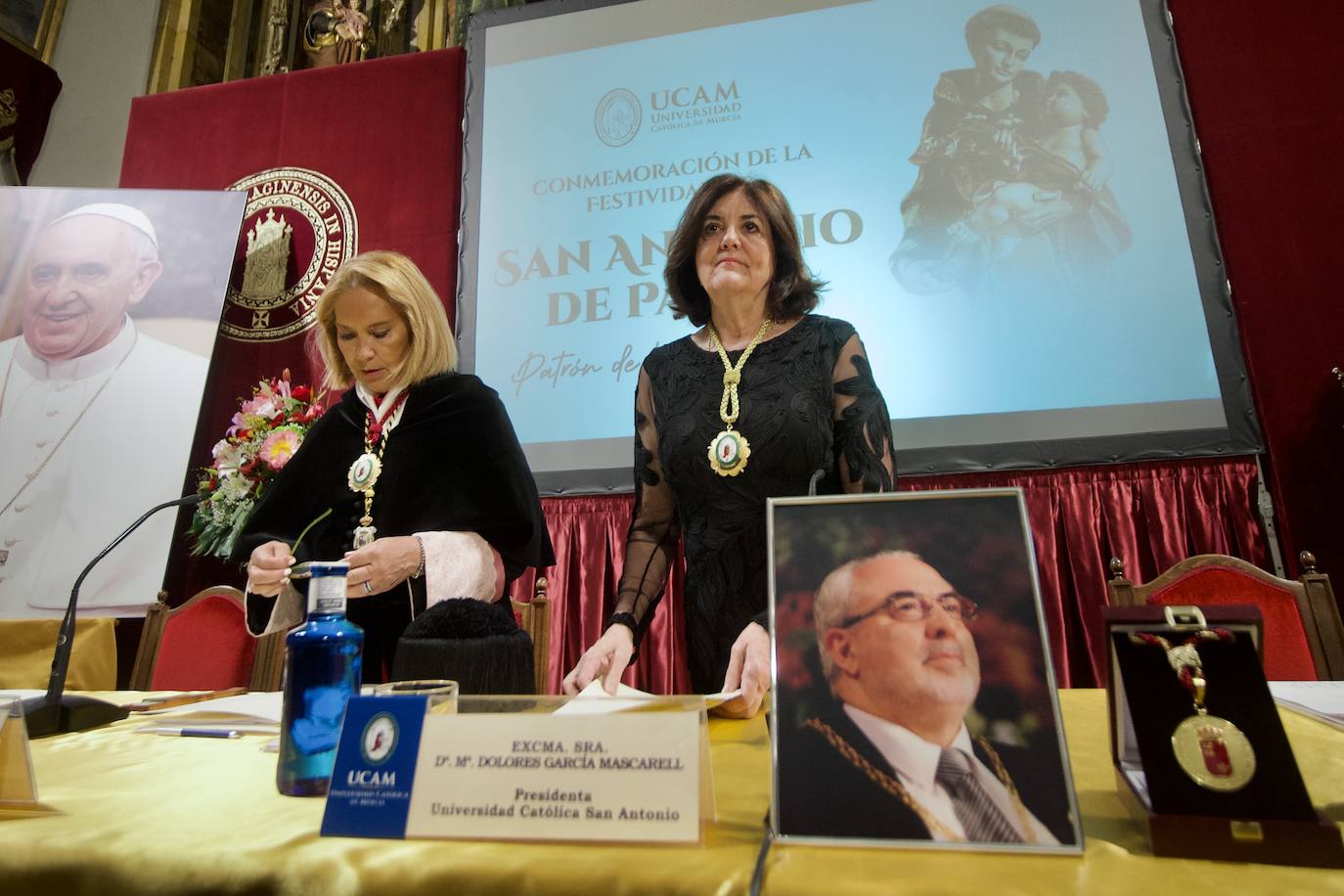 El acto de la UCAM por el día de San Antonio, en imágenes