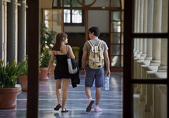 Universitarios pasean por el Campus de la Merced, en una imagen de archivo.