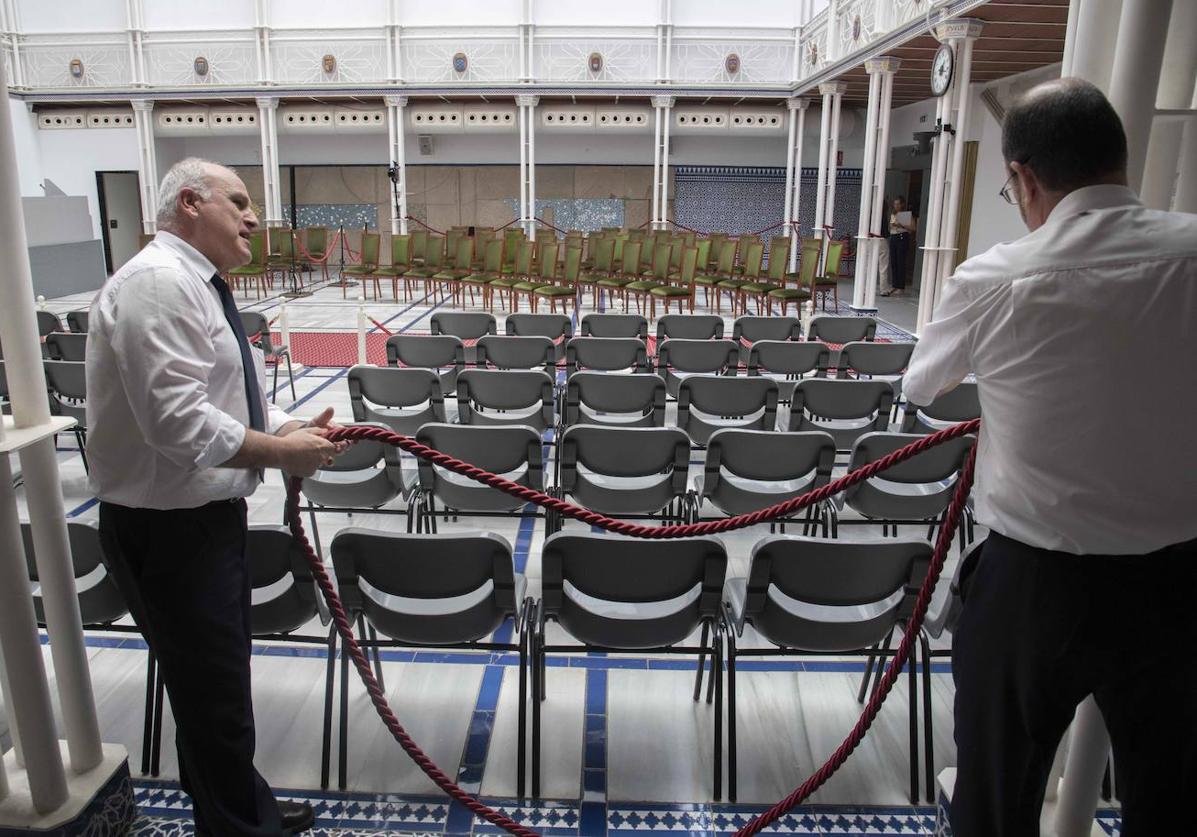 Preparativos en la Asamblea Regional para el primer Pleno de la legislatura.