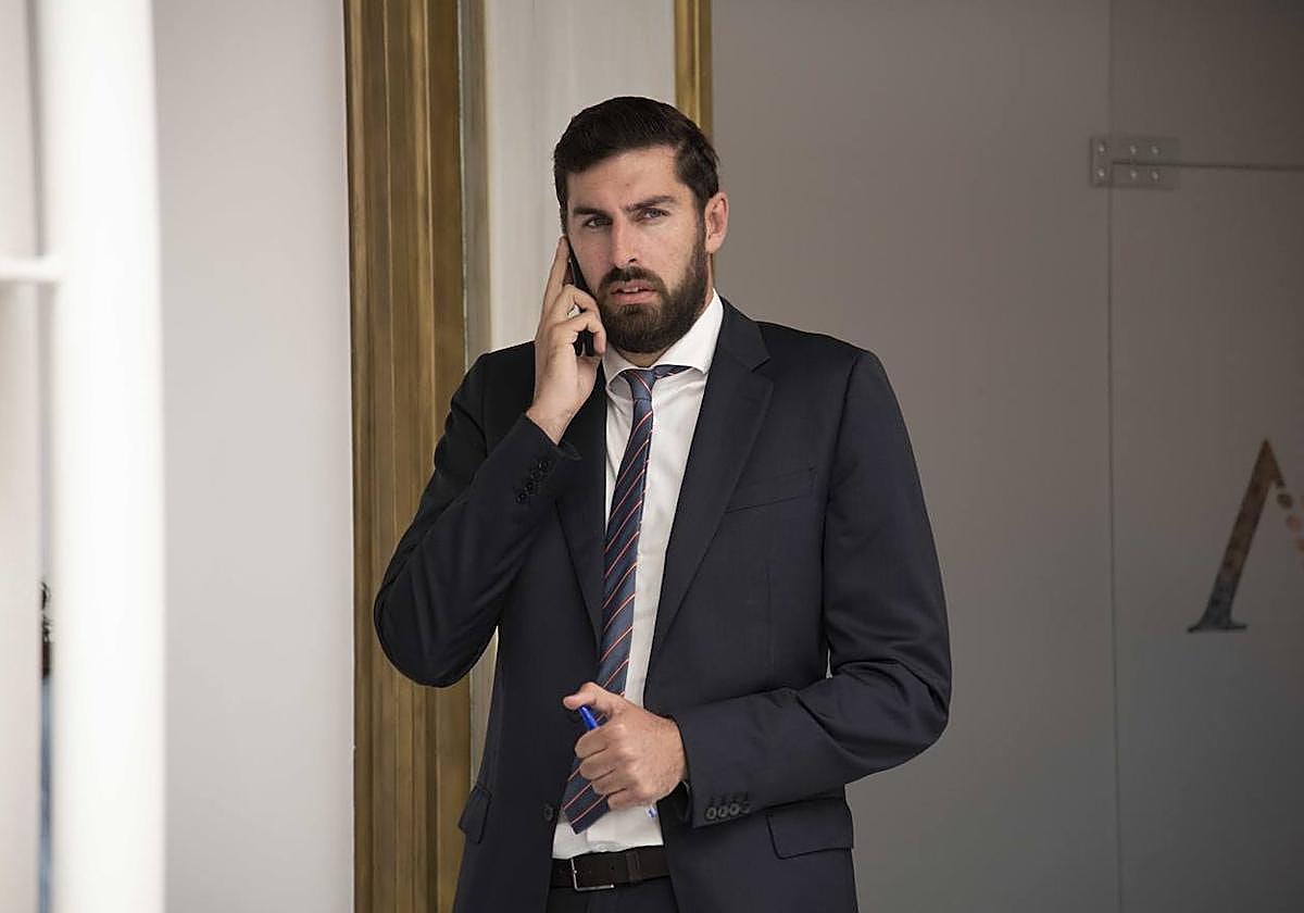 José Ángel Antelo habla por su teléfono móvil, este miércoles, en la Asamblea Regional.