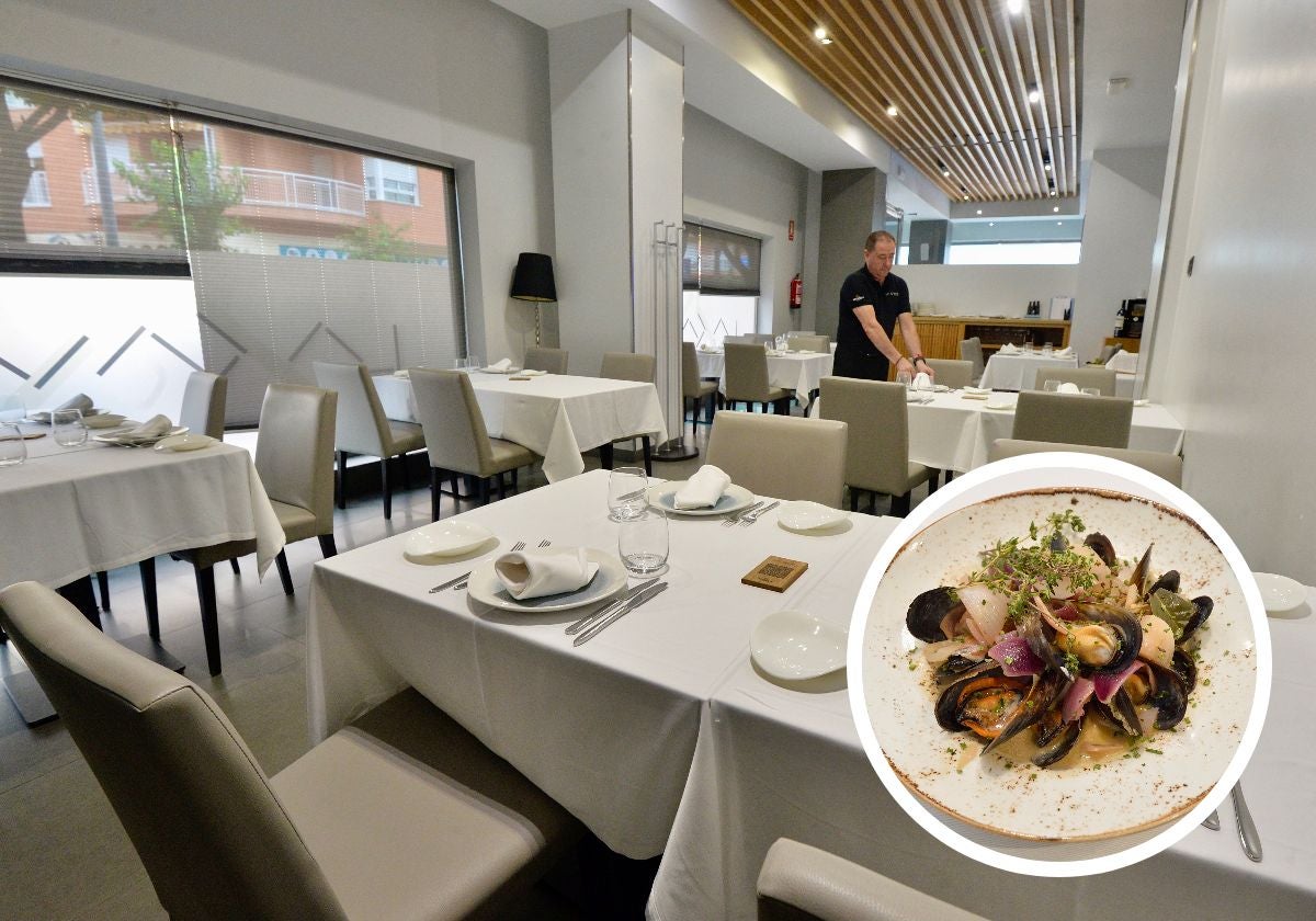 El personal de sala prepara las mesas en el comedor.