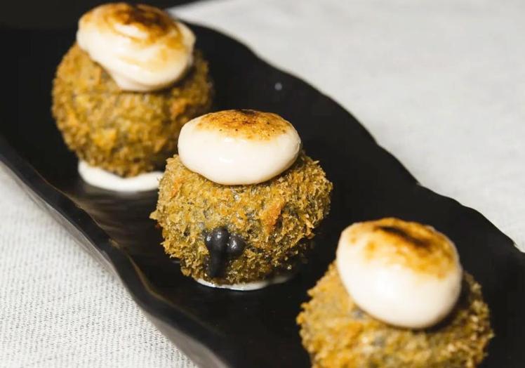 Croqueta de sepia en su tinta del Gran Vía Casino (Calasparra).