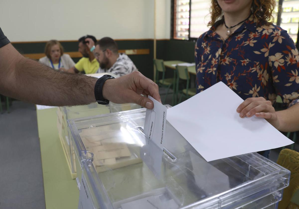 Un votante introduce su papeleta en la urna, en las pasadas elecciones.