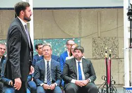 José Ángel Antelo pasa por delante de Marcos Ortuño y Fernando López Miras, ayer, en la Asamblea Regional.