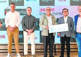 Representantes de ambas asociaciones, en la entrega del cheque.