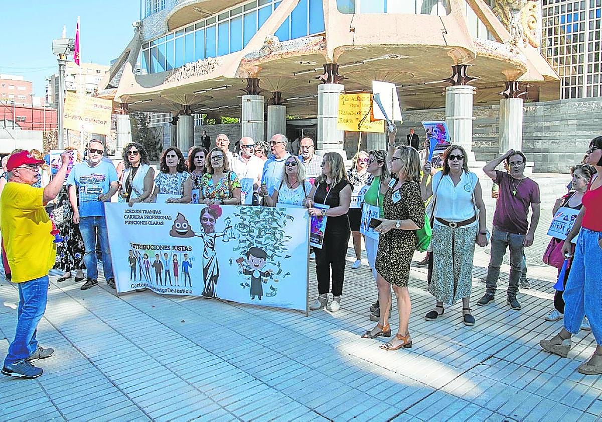 Los funcionarios de justicia a la entrada de la Asamblea Regional.
