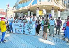 Los funcionarios de justicia a la entrada de la Asamblea Regional.