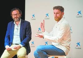 Pierre Jouannin, embajador de la NBAen Europa y Oriente Medio, se dirige alpúblico; a su lado, elmoderador del acto, Ramón Avilés.