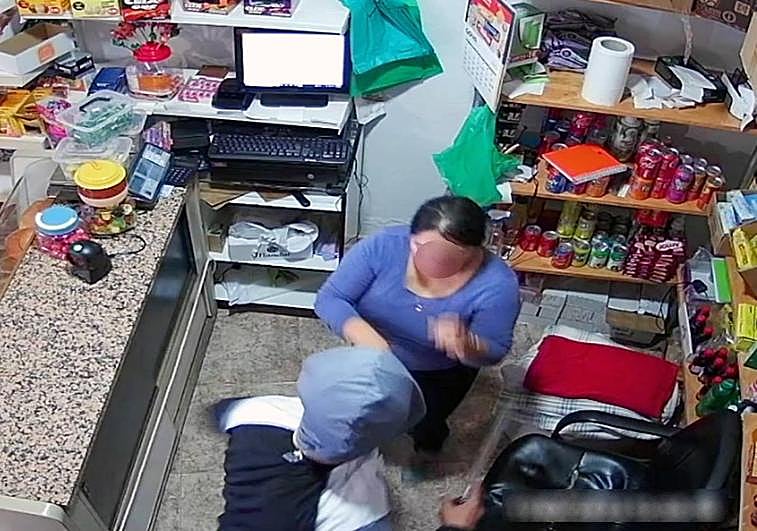 Imagen de la cámara de seguridad de uno de los establecimentos asaltados por el grupo criminal.