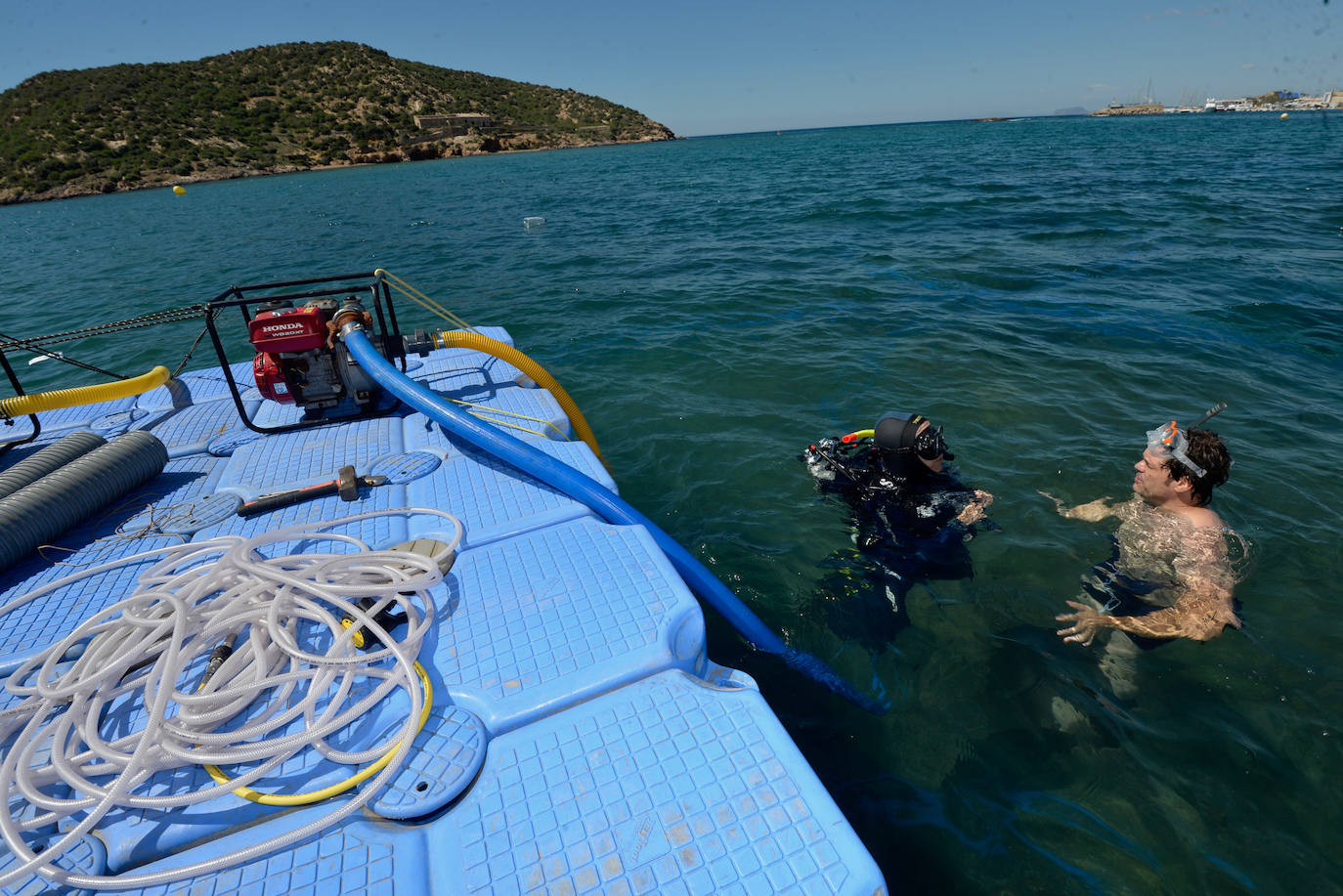Los arqueólogos examinan ya el barco fenicio de Mazarrón