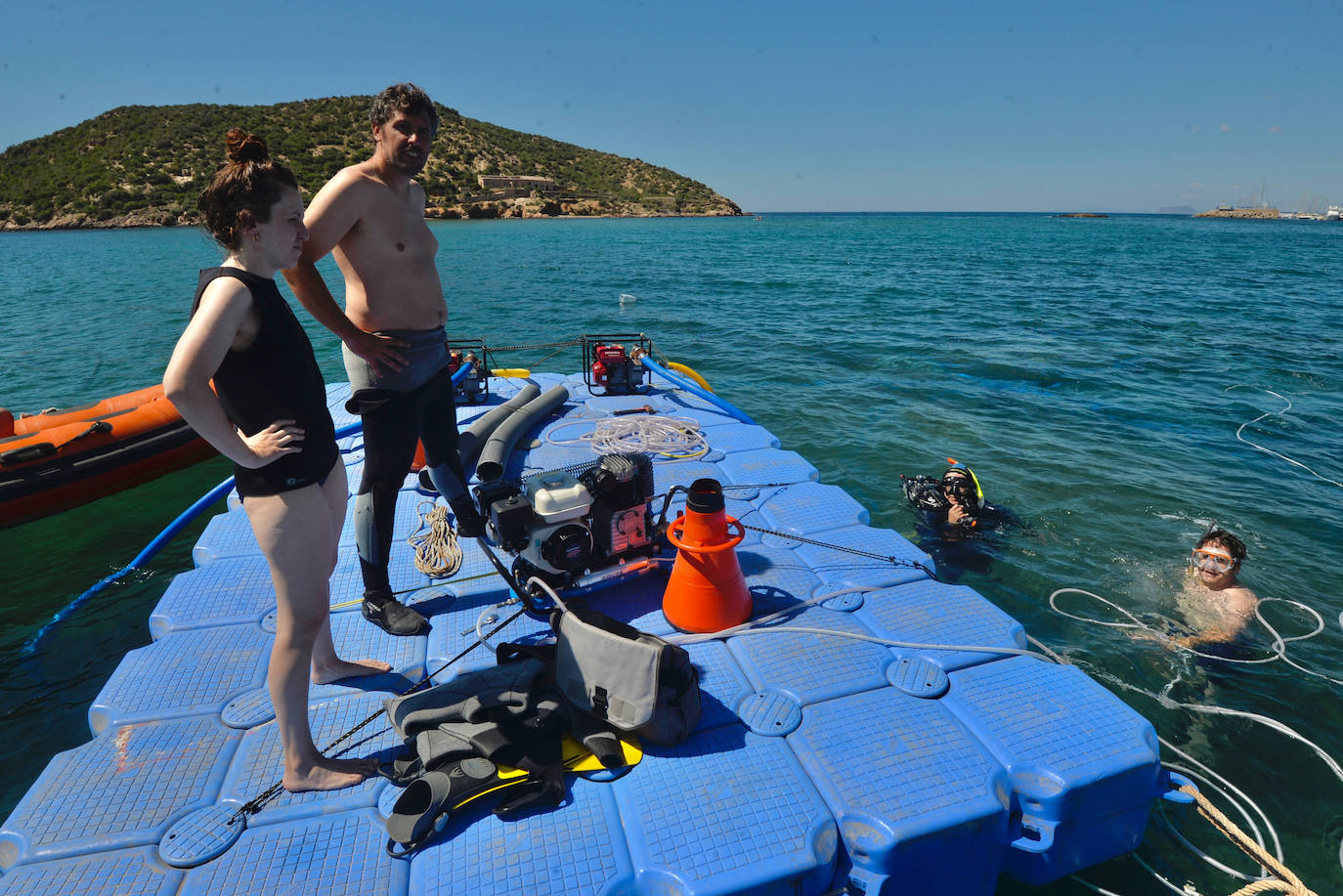 Los arqueólogos examinan ya el barco fenicio de Mazarrón