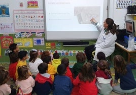 La enfermera escolar María José González durante una actividad en el colegio Jacinto Benavente de Alcantarilla.