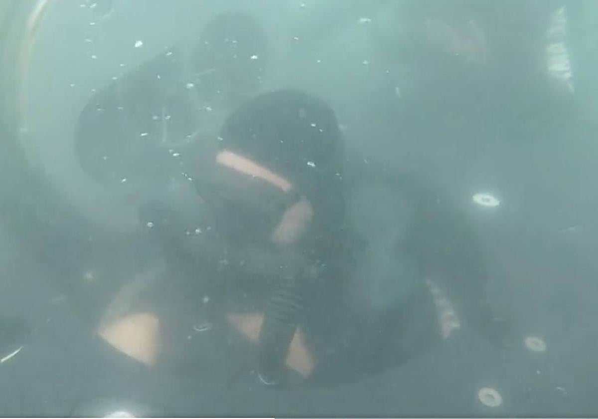 Un buzo trabaja en las pruebas del submarino S-81.