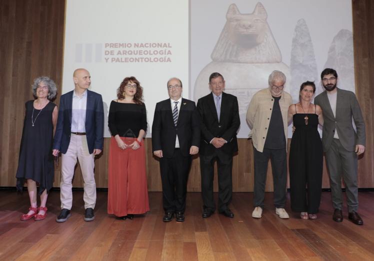 Imagen principal - En la imagen superior, el equipo de investigación de la UAB, con Miquel Iceta y Antonio Gallardo, presidente de la Fundación (al centro). Abajo, Cristina Rihuete, codirectora del proyecto, recoge el premio y Vicente Lull, codirector del proyecto, agradece el reconocimiento.