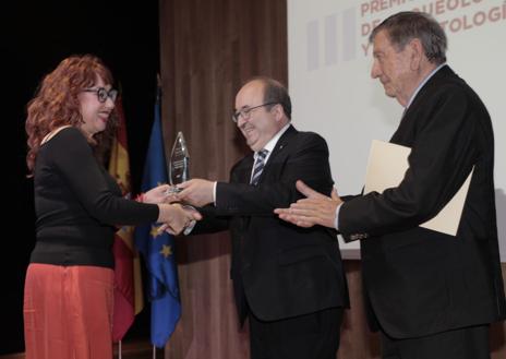 Imagen secundaria 1 - En la imagen superior, el equipo de investigación de la UAB, con Miquel Iceta y Antonio Gallardo, presidente de la Fundación (al centro). Abajo, Cristina Rihuete, codirectora del proyecto, recoge el premio y Vicente Lull, codirector del proyecto, agradece el reconocimiento.