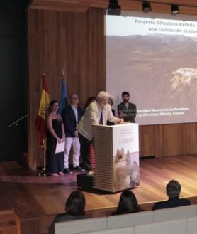 Imagen secundaria 2 - En la imagen superior, el equipo de investigación de la UAB, con Miquel Iceta y Antonio Gallardo, presidente de la Fundación (al centro). Abajo, Cristina Rihuete, codirectora del proyecto, recoge el premio y Vicente Lull, codirector del proyecto, agradece el reconocimiento.