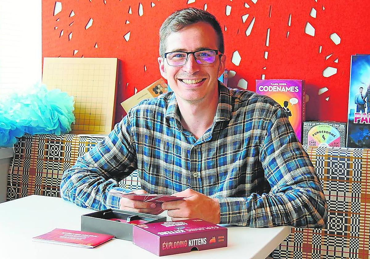 José Antonio Ruipérez Valiente rodeado de juegos durante su estancia en el MIT, en Estados Unidos.