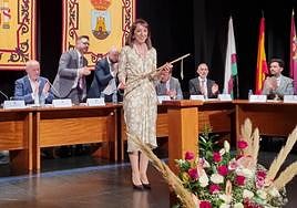 María Dolores Muñoz recoge el bastón de mando, este sábado, en el Ayuntamiento de Bullas.
