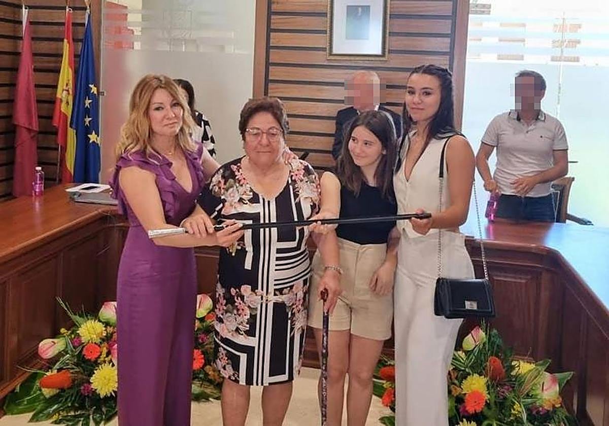 Entrega del bastón de mando a María Josefa Pérez Cerón (centro), este sábado.
