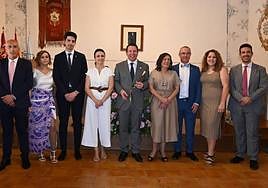 El socialista Juan Jesús Moreno (cen.), con el bastón de mando tras ser elegido alcalde de Mula.