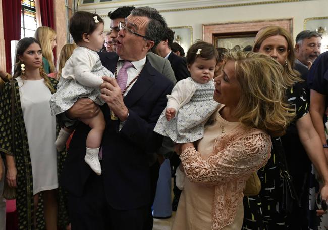 El alcalde con una de sus nietas gemelas, junto a su mujer, Pilar, que sostiene a la otra.