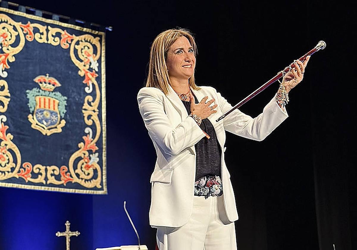 Patricia Fernández (PP), con el bastón de mando tras ser elegida como alcaldesa de Archena.
