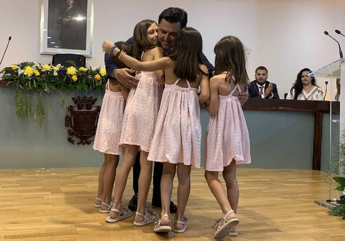 José Miguel Luengo abraza a sus hijas tras conseguir el bastón de mando de San Javier.