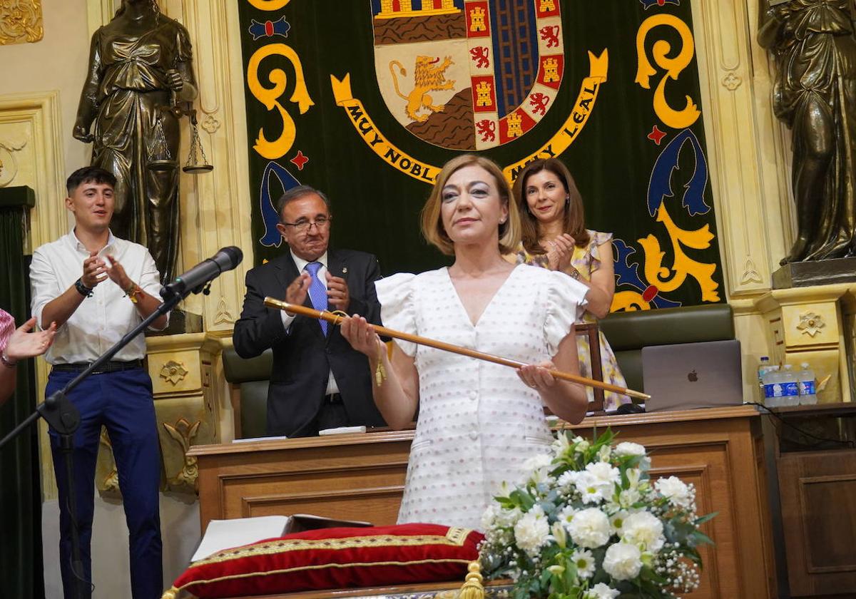 Seve González, con el bastón de mando tras ser elegida alcaldesa de Jumilla.