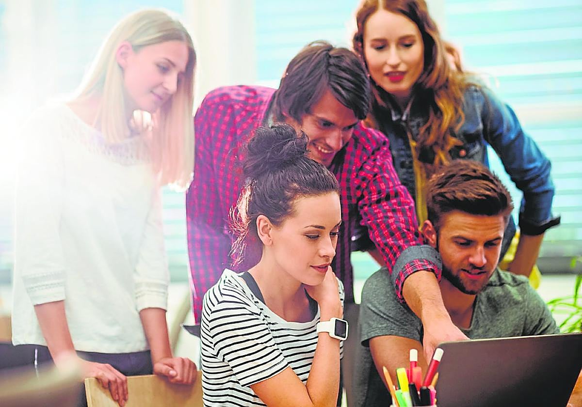 Estudiantes realizan un trabajo en grupo.