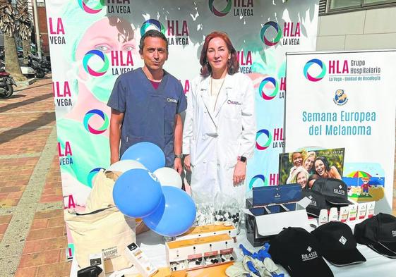 Los doctores Ammar y Joaquina Martínez, en el punto de información de HLA La Vega en la Semana Europea del Melanoma.