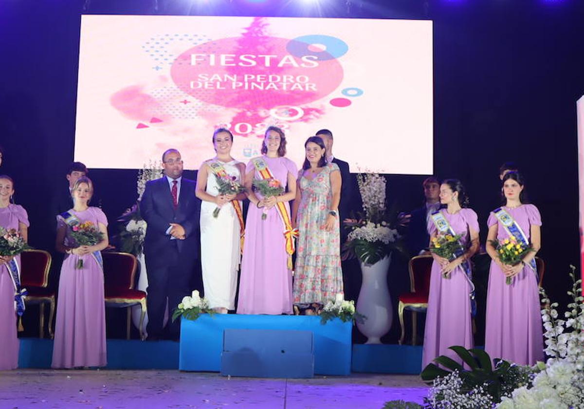 La Reina de la Fiestas de San Pedro 2023 acompañada por sus damas de honor.