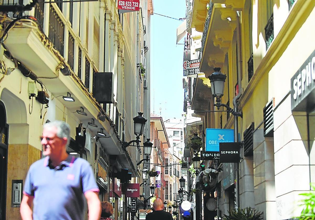 Imagen de la calle Platería, que sufre ya los estragos del calor sin que se hayan instalado aún los toldos que se venían colocando en los últimos años.