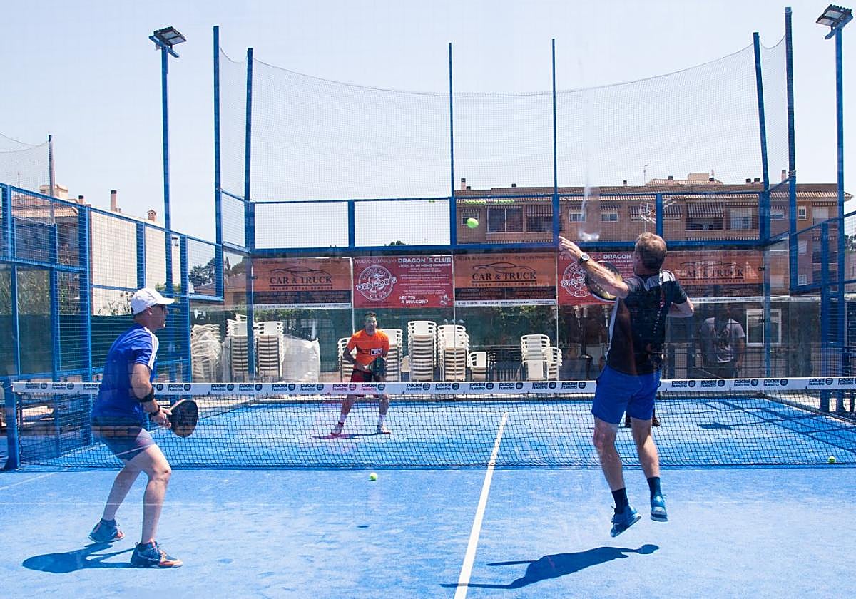 Dos parejas de jugadores compiten durante una de las jornadas del torneo.