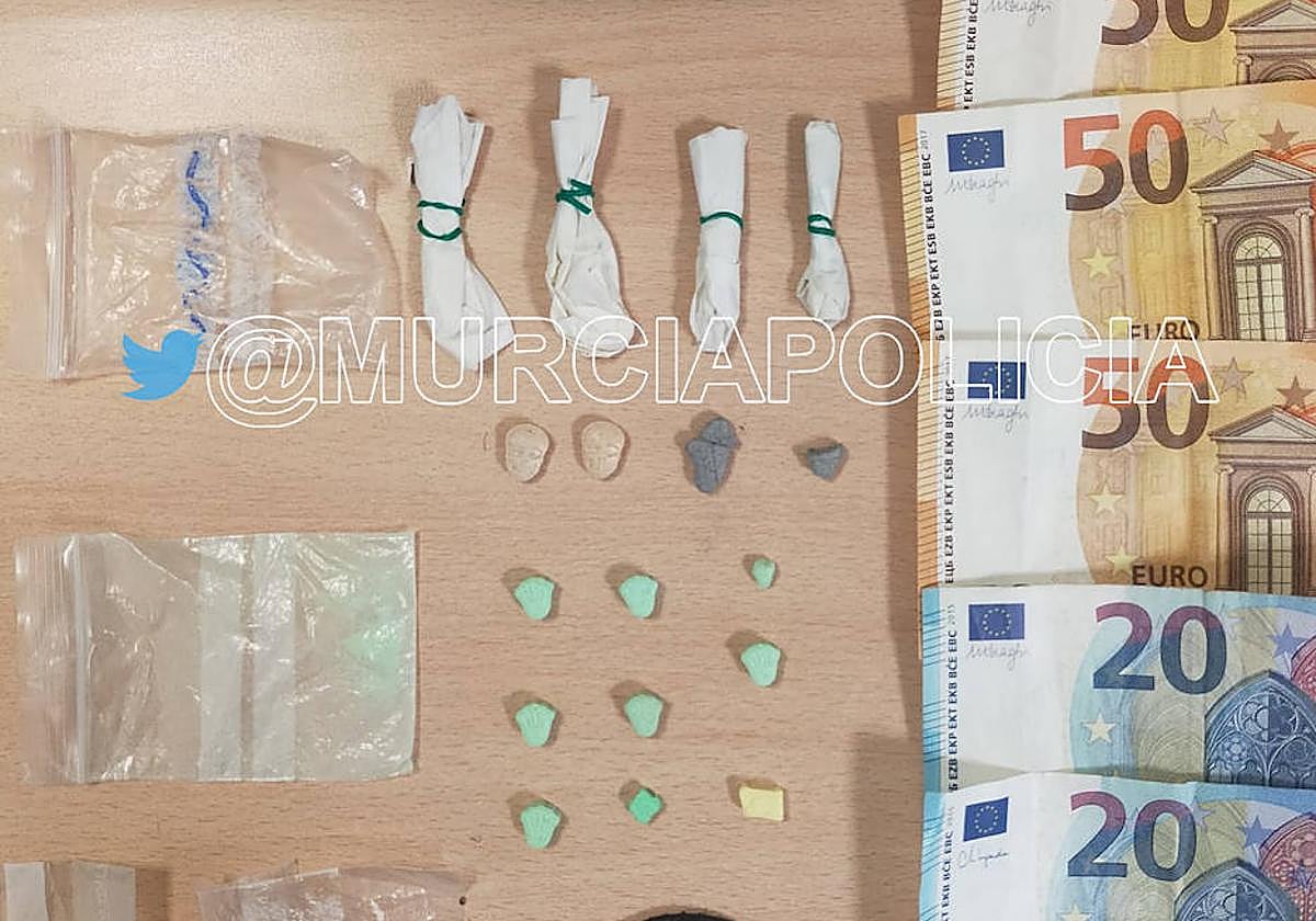 Las drogas y el dinero en efectivo requisados por los agentes.