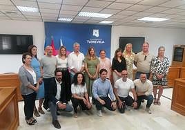 El alcalde, Eduardo Dolón, en compañía de los 15 concejales que conformarán su gobierno.