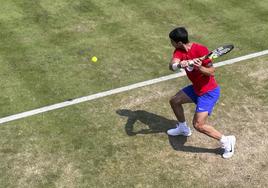 Carlos Alcaraz entrenando en hierba.